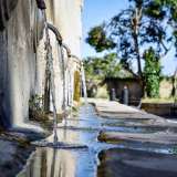 ...da cui, attraverso dodici bocche, fuoriesce l�acqua raccolta nelle vasche sotterranee